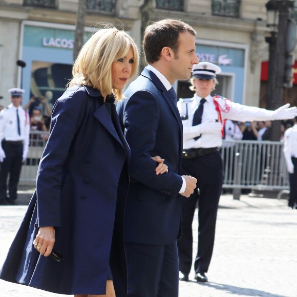 Le président Emmanuel Macron et Brigitte Macron lors de l'hommage à Xavier Jugelé sur les Champs Elysées, à Paris le 20 avril 2018. Une plaque a été dévoilée. © Dominique Jacovides / Bestimage