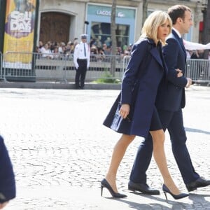 Le président Emmanuel Macron et Brigitte Macron lors de l'hommage à Xavier Jugelé sur les Champs Elysées, à Paris le 20 avril 2018. Une plaque a été dévoilée. © Dominique Jacovides / Bestimage