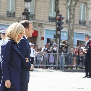 Le président Emmanuel Macron et Brigitte Macron lors de l'hommage à Xavier Jugelé sur les Champs Elysées, à Paris le 20 avril 2018. Une plaque a été dévoilée. © Dominique Jacovides / Bestimage