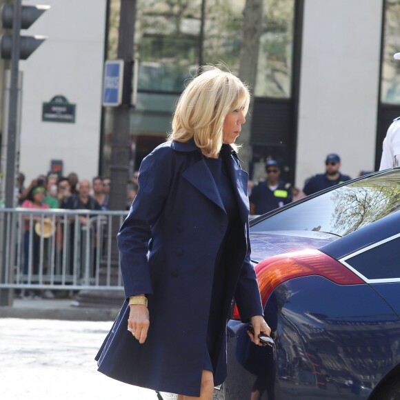 Le président Emmanuel Macron et Brigitte Macron lors de l'hommage à Xavier Jugelé sur les Champs Elysées, à Paris le 20 avril 2018. Une plaque a été dévoilée. © Dominique Jacovides / Bestimage