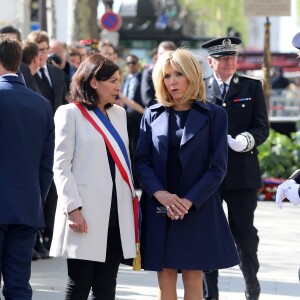 Anne Hidalgo, maire de Paris, et Brigitte Macron lors de l'hommage à Xavier Jugelé sur les Champs Elysées, à Paris le 20 avril 2018. Une plaque a été dévoilée. © Dominique Jacovides / Bestimage