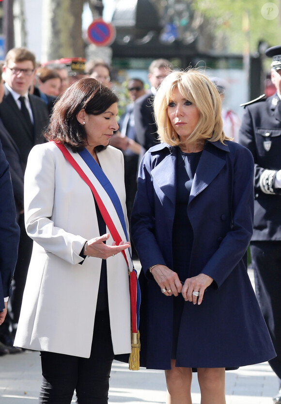 Anne Hidalgo, maire de Paris, et Brigitte Macron lors de l'hommage à Xavier Jugelé sur les Champs Elysées, à Paris le 20 avril 2018. Une plaque a été dévoilée. © Dominique Jacovides / Bestimage