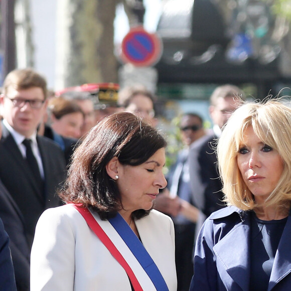 Anne Hidalgo, maire de Paris, et Brigitte Macron lors de l'hommage à Xavier Jugelé sur les Champs Elysées, à Paris le 20 avril 2018. Une plaque a été dévoilée. © Dominique Jacovides / Bestimage