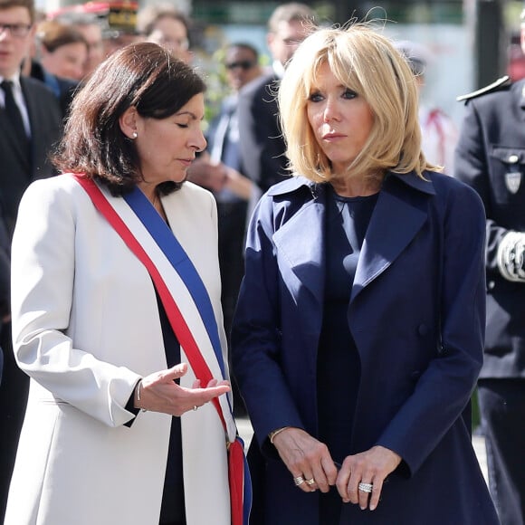 Anne Hidalgo, maire de Paris, et Brigitte Macron lors de l'hommage à Xavier Jugelé sur les Champs Elysées, à Paris le 20 avril 2018. Une plaque a été dévoilée. © Dominique Jacovides / Bestimage