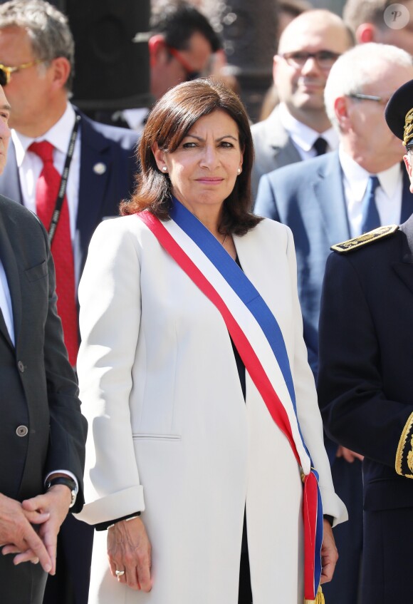 Anne Hidalgo, maire de Paris lors de l'hommage à Xavier Jugelé sur les Champs Elysées, à Paris le 20 avril 2018. Une plaque a été dévoilée. © Dominique Jacovides / Bestimage