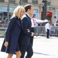 Le président Emmanuel Macron et Brigitte Macron lors de l'hommage à Xavier Jugelé sur les Champs Elysées, à Paris le 20 avril 2018. Une plaque a été dévoilée. © Dominique Jacovides / Bestimage
