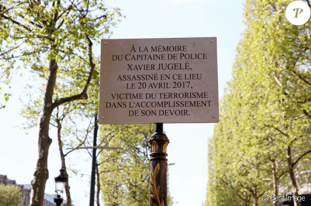 Hommage à Xavier Jugelé sur les Champs Elysées, à Paris le 20 avril 2018. Une plaque a été dévoilée. © Dominique Jacovides / Bestimage