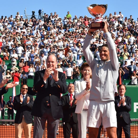 La princesse Charlene de Monaco, le prince Albert II de Monaco, la baronne Elisabeth Ann de Massy, Rafael Nadal et Kei Nishikori durant la finale du Rolex Monte Carlo Masters 2018 qui a opposé l'Espagnol Rafael Nadal au japoais Kei Nishikori au Monte Carlo Country Club à Roquebrune Cap Martin le 21 avril 2018. Rafael Nadal a remporté pour la 11eme fois le tournoi en battant son adversaire en 2 sets. © Bruno Bebert/Bestimage