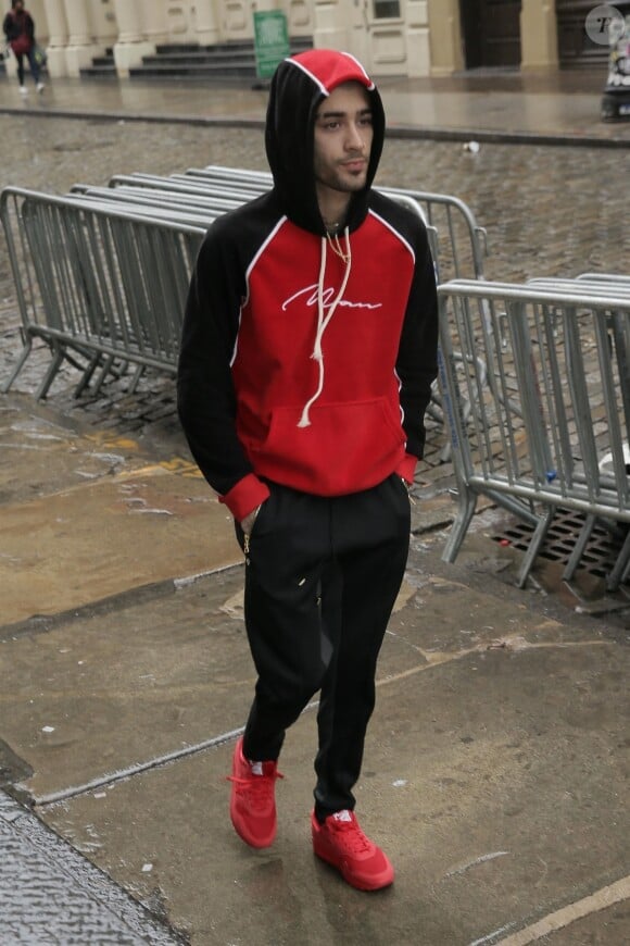 Zayn Malik se promène sous la pluie à New York, le 19 avril 2018. Zayn Malik is spotted out and about on a rainy day in New York. Zayn didn't look to be in a good mood after being dropped by his management company, First Access Entertainment, last week after becoming verbally abusive to staff members. New York, April 19th, 2018.19/04/2018 - New York