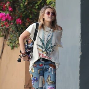 Exclusif - Paris Jackson vêtue d'un tee-shirt imprimé d'une feuille de marijuana se promène avec un ami en fumant une cigarette qui ressemble à un joint à Los Angeles le 20 avril 2018.