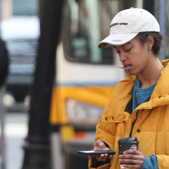 Exclusif - Malia Obama pianote sur son téléphone dans la rue à Boston le 13 février 2018.