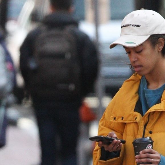 Exclusif - Malia Obama pianote sur son téléphone dans la rue à Boston le 13 février 2018.