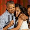 Barack Obama serrant dans ses bras sa fille Malia pour l'anniversaire de la jeune femme lors d'une fête célébrée à la Maison Blanche à Washington le 4 juillet 2016