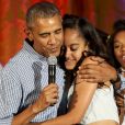 Barack Obama serrant dans ses bras sa fille Malia pour l'anniversaire de la jeune femme lors d'une fête célébrée à la Maison Blanche à Washington le 4 juillet 2016