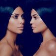 Kim Kardashian et Kylie Jenner pour la gamme "KKW x Kylie Cosmetics". Avril 2017.