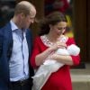 Le prince William et la duchesse Catherine de Cambridge devant la maternité de l'hôpital St Mary le 23 avril 2018 quelques heures après la naissance de leur troisième enfant.