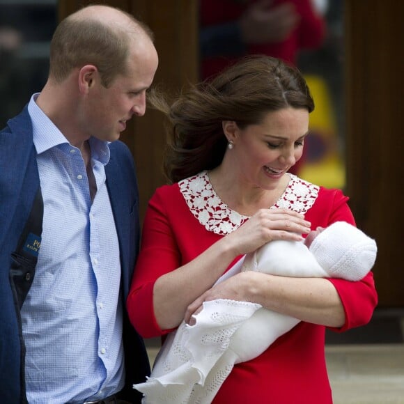 Le prince William et la duchesse Catherine de Cambridge devant la maternité de l'hôpital St Mary le 23 avril 2018 quelques heures après la naissance de leur troisième enfant.