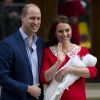 Le prince William et la duchesse Catherine de Cambridge devant la maternité de l'hôpital St Mary le 23 avril 2018 quelques heures après la naissance de leur troisième enfant.