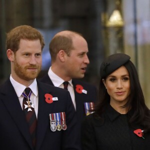 Le prince William avec le prince Harry et Meghan Markle lors de la cérémonie commémorative de l'ANZAC Day à l'abbaye de Westminster à Londres le 25 avril 2018.