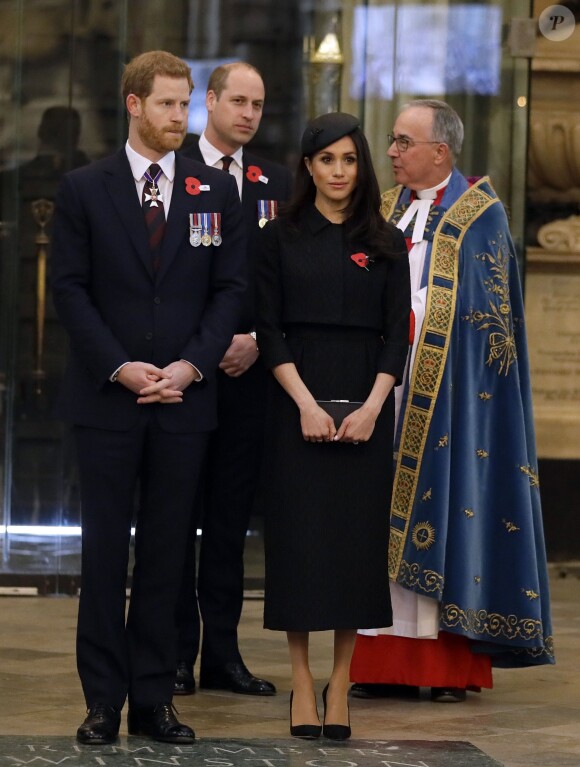 Le prince William avec le prince Harry et Meghan Markle lors de la cérémonie commémorative de l'ANZAC Day à l'abbaye de Westminster à Londres le 25 avril 2018.