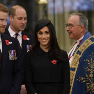 Le prince William avec le prince Harry et Meghan Markle lors de la cérémonie commémorative de l'ANZAC Day à l'abbaye de Westminster à Londres le 25 avril 2018.