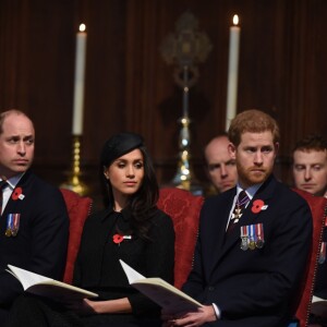 Le prince William avec le prince Harry et Meghan Markle lors de la cérémonie commémorative de l'ANZAC Day à l'abbaye de Westminster à Londres le 25 avril 2018.