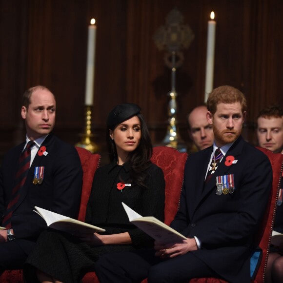 Le prince William avec le prince Harry et Meghan Markle lors de la cérémonie commémorative de l'ANZAC Day à l'abbaye de Westminster à Londres le 25 avril 2018.
