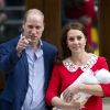 Le prince William et la duchesse Catherine de Cambridge avec leur troisième enfant devant la maternité le jour de sa naissance, le 23 avril 2018 à l'hôpital St Mary à Londres, dont le prénom n'a toujours pas été révélé, deux jours après sa venue au monde.
