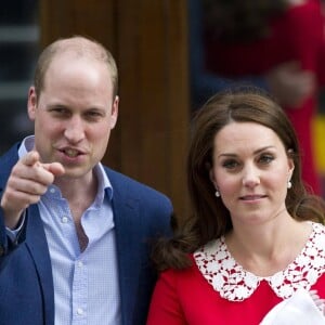 Le prince William et la duchesse Catherine de Cambridge avec leur troisième enfant devant la maternité le jour de sa naissance, le 23 avril 2018 à l'hôpital St Mary à Londres, dont le prénom n'a toujours pas été révélé, deux jours après sa venue au monde.