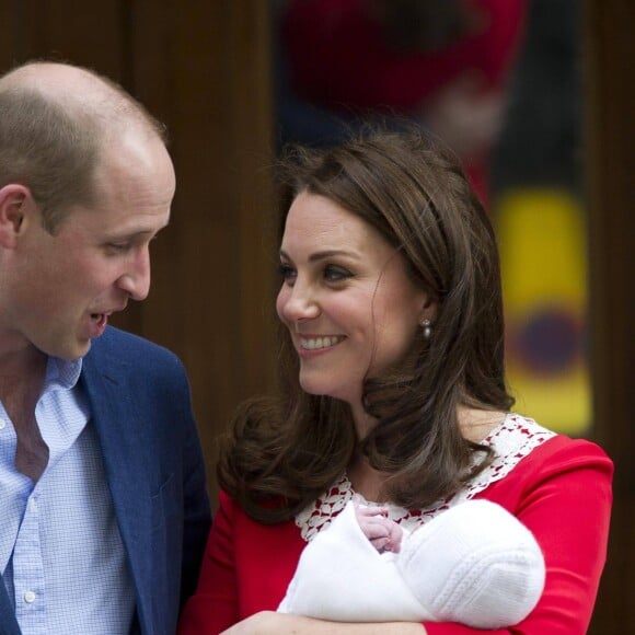 Le prince William et la duchesse Catherine de Cambridge avec leur troisième enfant devant la maternité le jour de sa naissance, le 23 avril 2018 à l'hôpital St Mary à Londres, dont le prénom n'a toujours pas été révélé, deux jours après sa venue au monde.