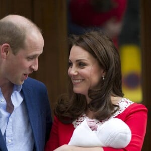 Le prince William et la duchesse Catherine de Cambridge avec leur troisième enfant devant la maternité le jour de sa naissance, le 23 avril 2018 à l'hôpital St Mary à Londres, dont le prénom n'a toujours pas été révélé, deux jours après sa venue au monde.