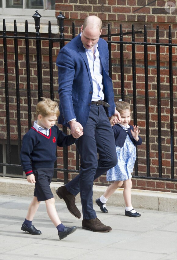 Le prince William avec ses enfants le prince George et la princesse Charlotte de Cambridge venant rendre visite à leur maman la duchesse Catherine et leur petit frère tout juste né le 23 avril 2018 à l'hôpital St Mary à Londres.