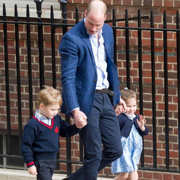 Le prince William avec ses enfants le prince George et la princesse Charlotte de Cambridge venant rendre visite à leur maman la duchesse Catherine et leur petit frère tout juste né le 23 avril 2018 à l'hôpital St Mary à Londres.