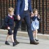 Le prince William avec ses enfants le prince George et la princesse Charlotte de Cambridge venant rendre visite à leur maman la duchesse Catherine et leur petit frère tout juste né le 23 avril 2018 à l'hôpital St Mary à Londres.