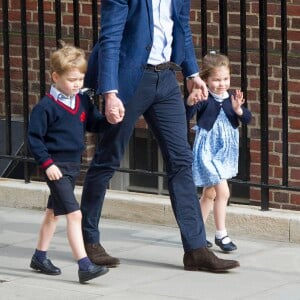 Le prince William avec ses enfants le prince George et la princesse Charlotte de Cambridge venant rendre visite à leur maman la duchesse Catherine et leur petit frère tout juste né le 23 avril 2018 à l'hôpital St Mary à Londres.