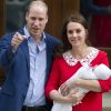 Le prince William et la duchesse Catherine de Cambridge avec leur troisième enfant devant la maternité le jour de sa naissance, le 23 avril 2018 à l'hôpital St Mary à Londres, dont le prénom n'a toujours pas été révélé, deux jours après sa venue au monde.