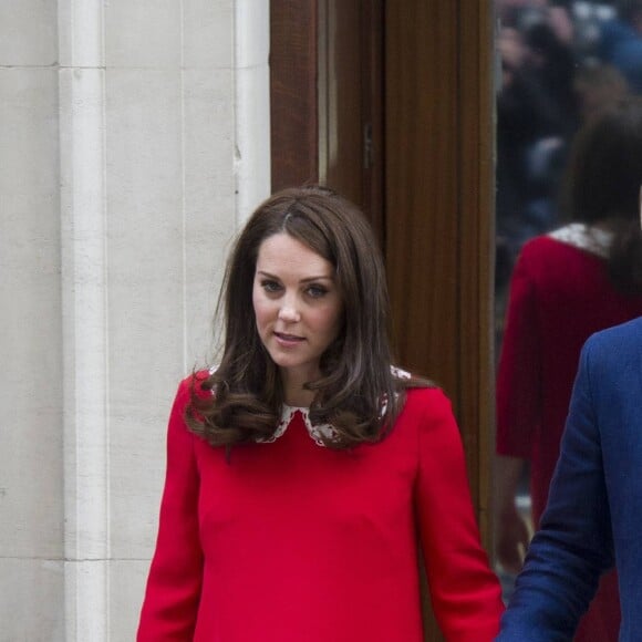 Le prince William et la duchesse Catherine de Cambridge avec leur troisième enfant devant la maternité le jour de sa naissance, le 23 avril 2018 à l'hôpital St Mary à Londres, dont le prénom n'a toujours pas été révélé, deux jours après sa venue au monde.