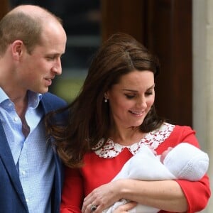 Le prince William et la duchesse Catherine de Cambridge avec leur troisième enfant devant la maternité le jour de sa naissance, le 23 avril 2018 à l'hôpital St Mary à Londres, dont le prénom n'a toujours pas été révélé, deux jours après sa venue au monde.