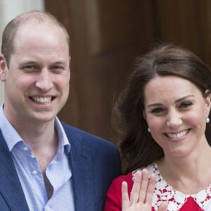 Le prince William et la duchesse Catherine de Cambridge avec leur troisième enfant devant la maternité le jour de sa naissance, le 23 avril 2018 à l'hôpital St Mary à Londres, dont le prénom n'a toujours pas été révélé, deux jours après sa venue au monde.