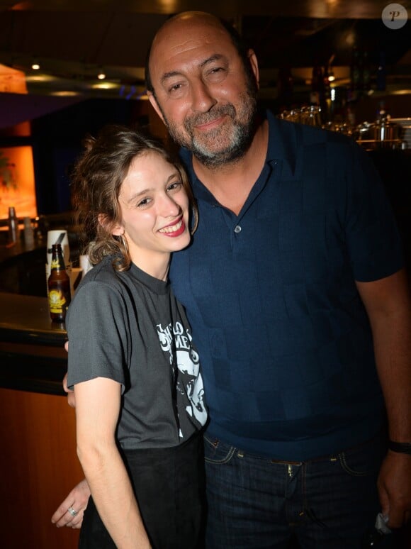 Kad Merad à la première du film Comme des rois, avec le réalisateur Xabi Molia et Lucie Bourdeu, à Paris, le 19 avril 2018. 

 