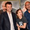 Kad Merad à la première du film Comme des rois, avec le réalisateur Xabi Molia et Lucie Bourdeu, à Paris, le 19 avril 2018. 

 