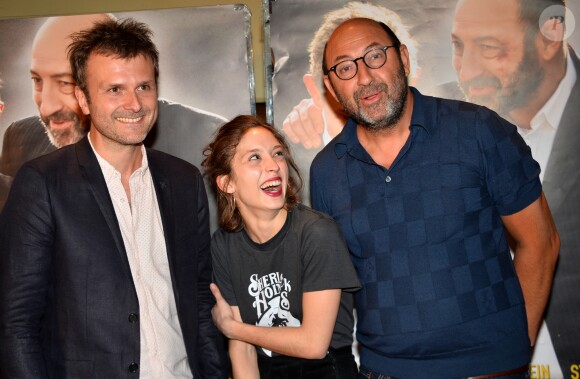 Kad Merad à la première du film Comme des rois, avec le réalisateur Xabi Molia et Lucie Bourdeu, à Paris, le 19 avril 2018. 

 