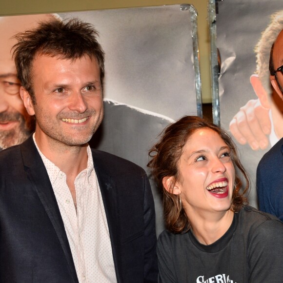 Kad Merad à la première du film Comme des rois, avec le réalisateur Xabi Molia et Lucie Bourdeu, à Paris, le 19 avril 2018. 

 
