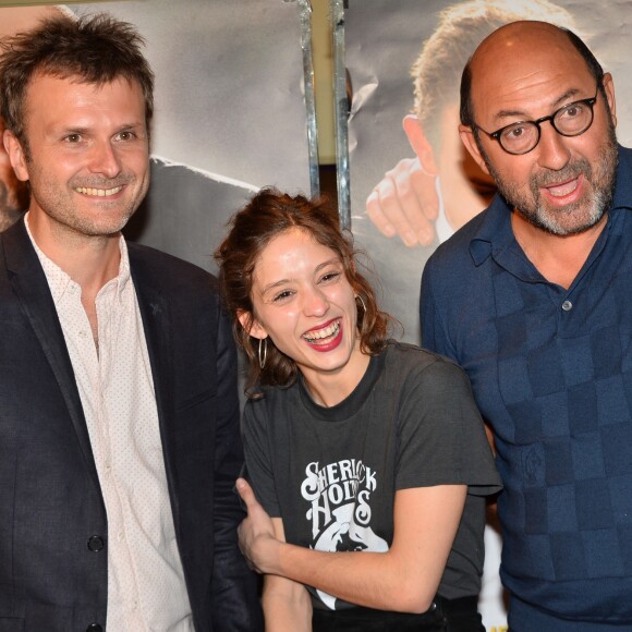 Kad Merad à la première du film Comme des rois, avec le réalisateur Xabi Molia et Lucie Bourdeu, à Paris, le 19 avril 2018. 

 