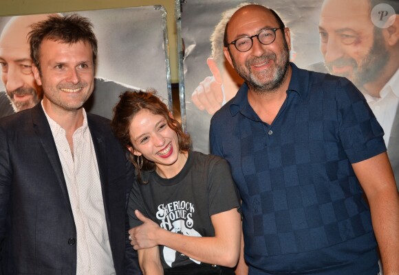 Kad Merad à la première du film Comme des rois, avec le réalisateur Xabi Molia et Lucie Bourdeu, à Paris, le 19 avril 2018. 

 