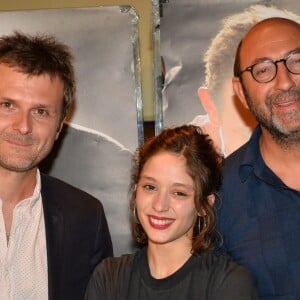 Kad Merad à la première du film Comme des rois, avec le réalisateur Xabi Molia et Lucie Bourdeu, à Paris, le 19 avril 2018. 

 