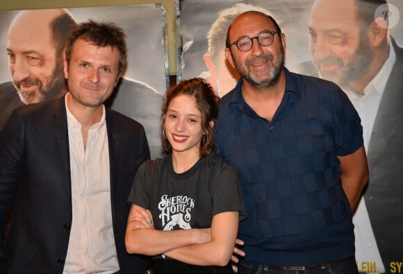 Kad Merad à la première du film Comme des rois, avec le réalisateur Xabi Molia et Lucie Bourdeu, à Paris, le 19 avril 2018. 

 