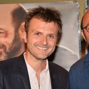 Kad Merad à la première du film Comme des rois, avec le réalisateur Xabi Molia et Lucie Bourdeu, à Paris, le 19 avril 2018. 

 