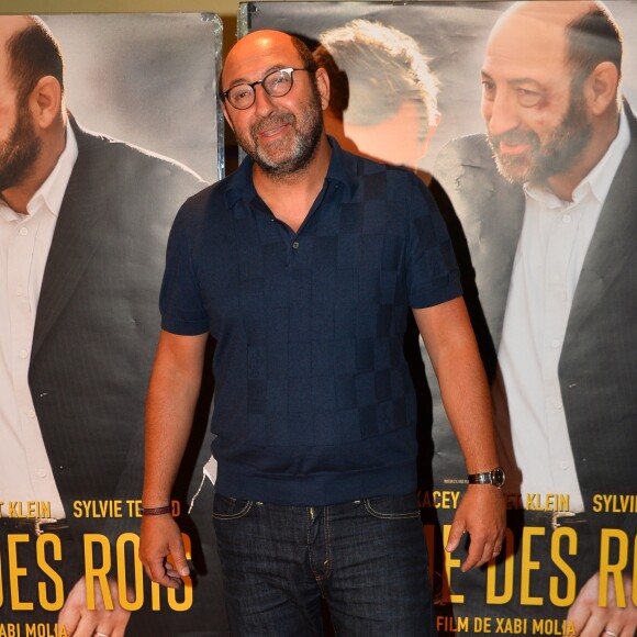 Kad Merad à la première du film Comme des rois, avec le réalisateur Xabi Molia et Lucie Bourdeu, à Paris, le 19 avril 2018. 

 