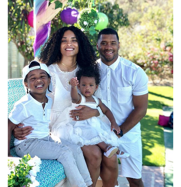 Ciara, Russell Wilson et ses deux enfants. Avril 2018.